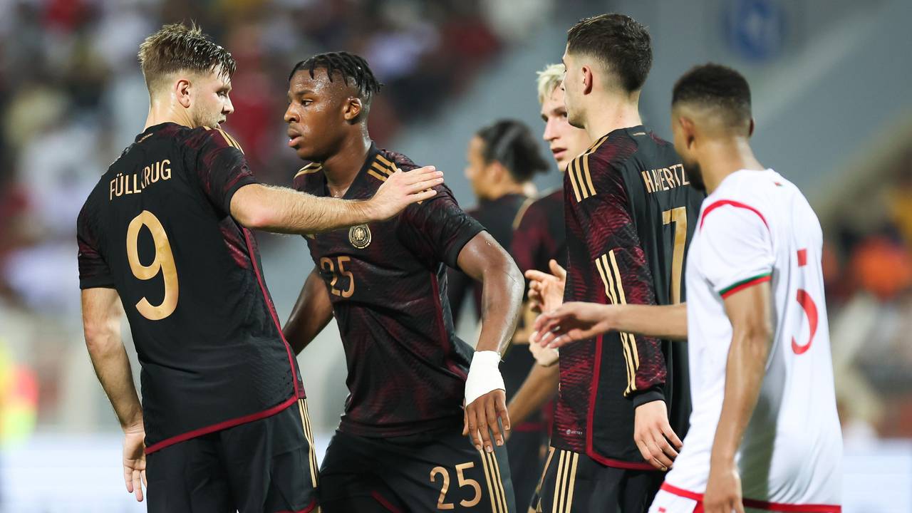Deutschlands Niclas Füllkrug (l) jubelt nach seinem Tor mit Armel Bella-Kotchap (4vr), Nico Schlotterbeck (3vr) und Kai Havertz (2vr).