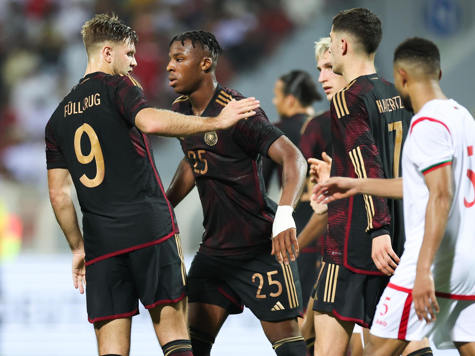 Deutschlands Niclas Füllkrug (l) jubelt nach seinem Tor mit Armel Bella-Kotchap (4vr), Nico Schlotterbeck (3vr) und Kai Havertz (2vr).