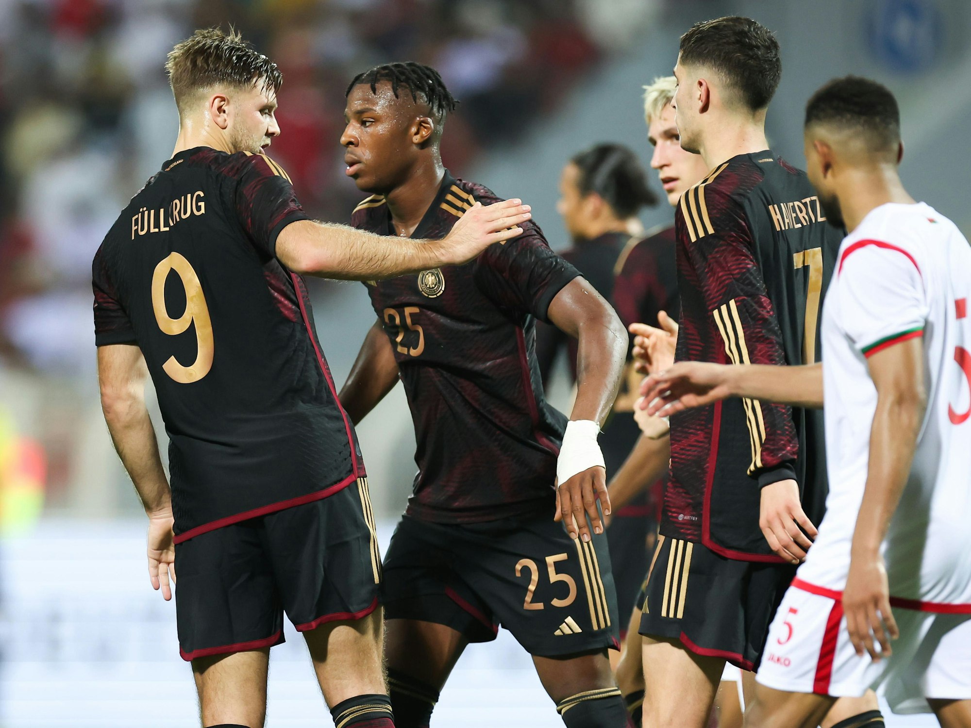 Deutschlands Niclas Füllkrug (l) jubelt nach seinem Tor mit Armel Bella-Kotchap (4vr), Nico Schlotterbeck (3vr) und Kai Havertz (2vr).