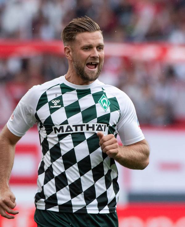 Niclas Füllkrug jubelt und öffnet dabei seinen Mund. Zu sehen: Seine Zahlücke.