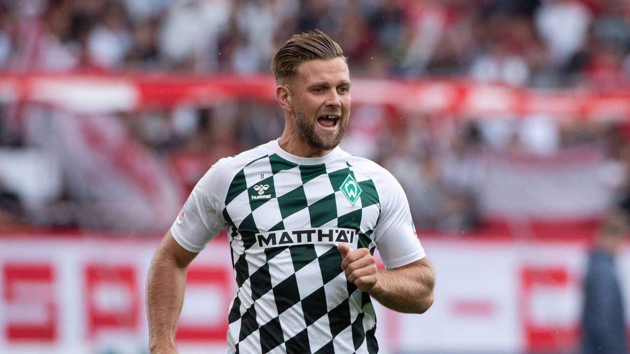 Niclas Füllkrug jubelt und öffnet dabei seinen Mund. Zu sehen: Seine Zahlücke.