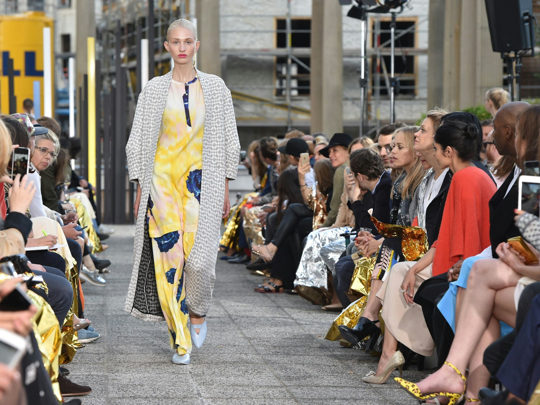 Ein Model zeigt Mode des Labels „Lala Berlin“, hier im Juli 2015 in Berlin, auf der Offsite Modenschau im Kronprinzenpalais.