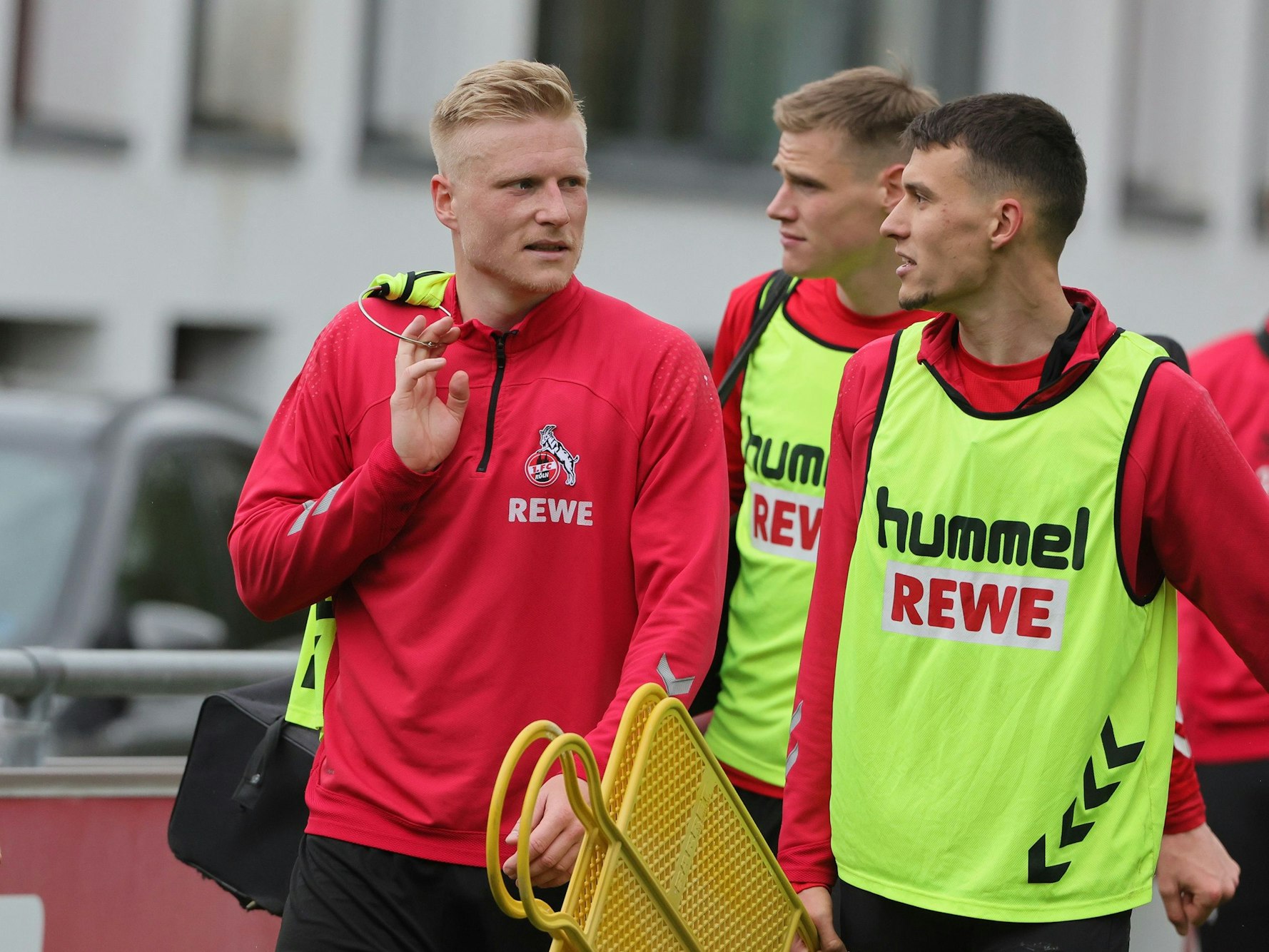 Kristian Pedersen, Steffen Tigges und Dejan Ljubic vom 1. FC Köln gehen zum Trainingsplatz.