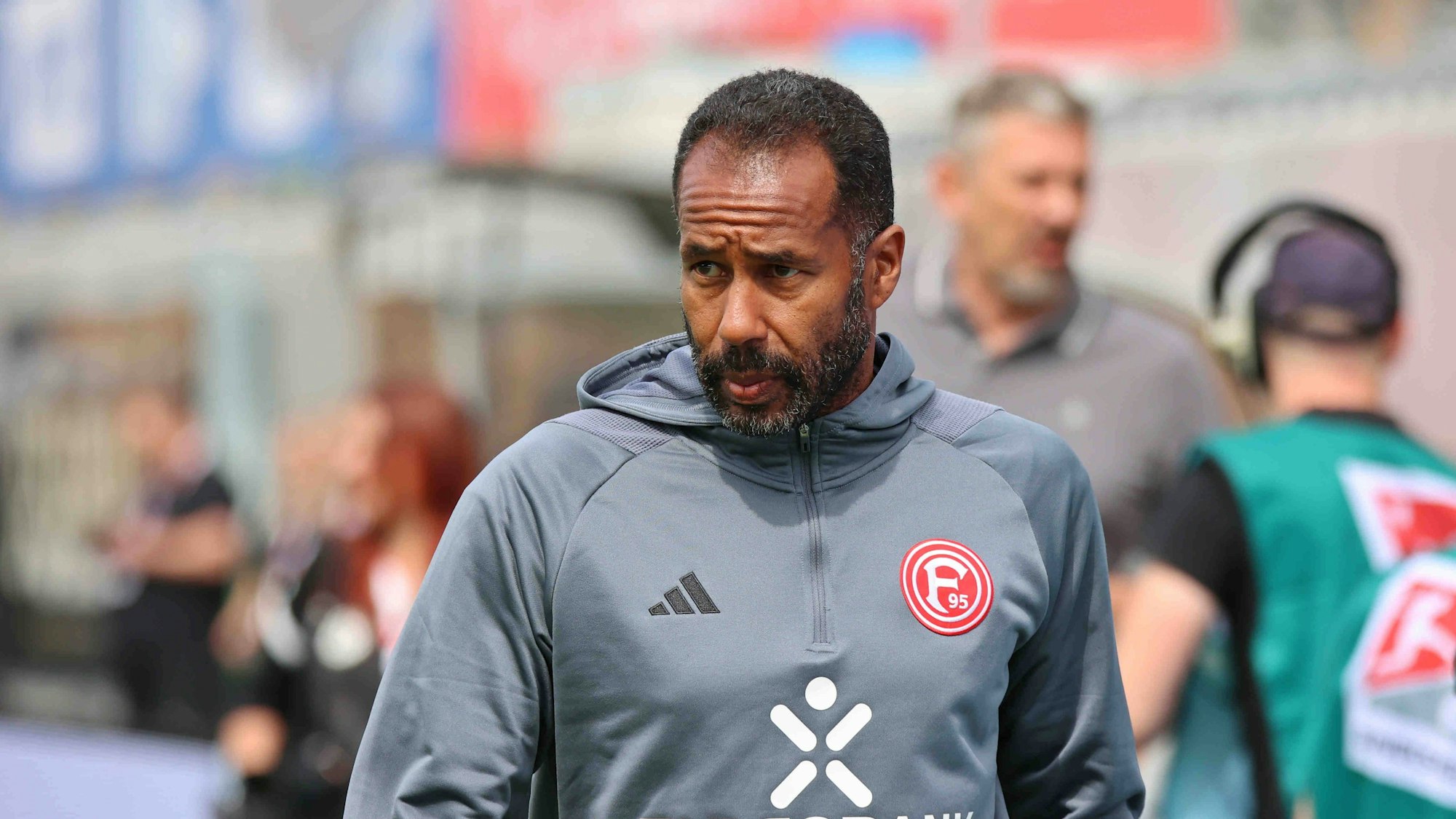 Fortuna Düsseldorfs Cheftrainer Daniel Thioune steht in Elversberg auf dem Platz.