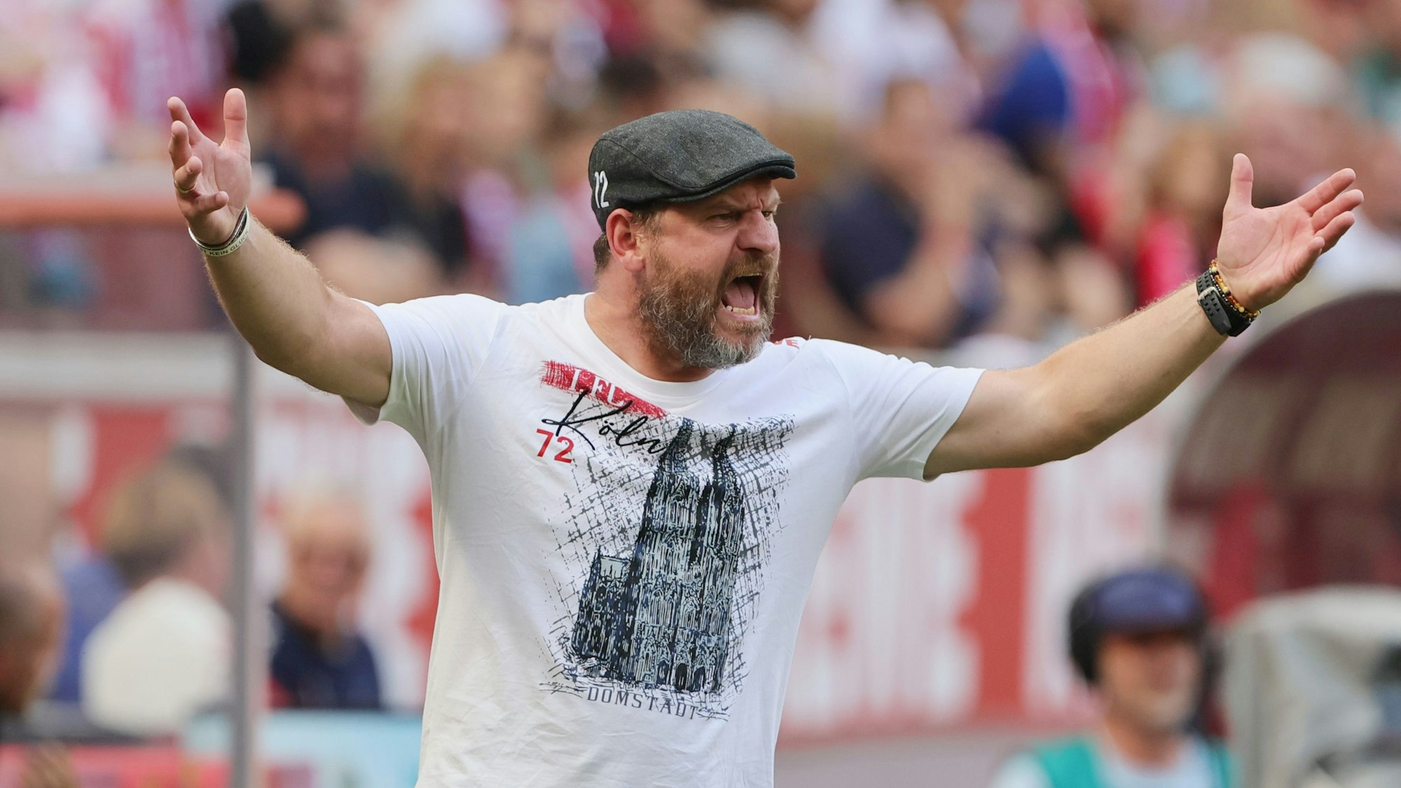 Steffen Baumgart breitet die Arme aus und brüllt.