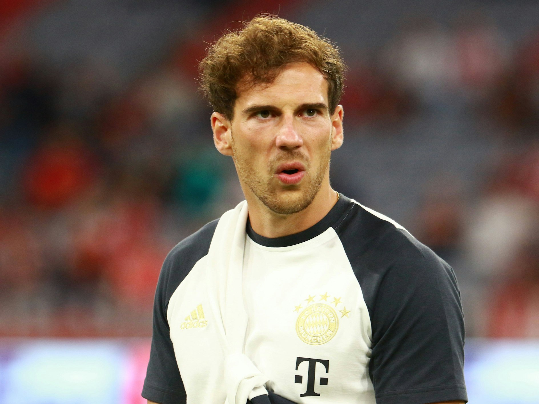 Leon Goretzka schaut grimmig.