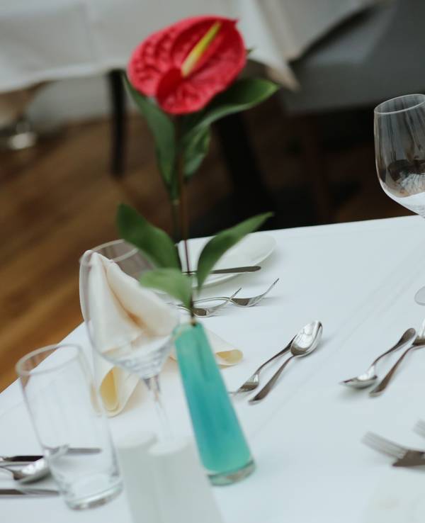 Ein gedeckter Tisch in einem Restaurant.