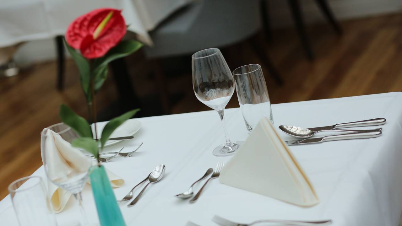 Ein gedeckter Tisch in einem Restaurant.