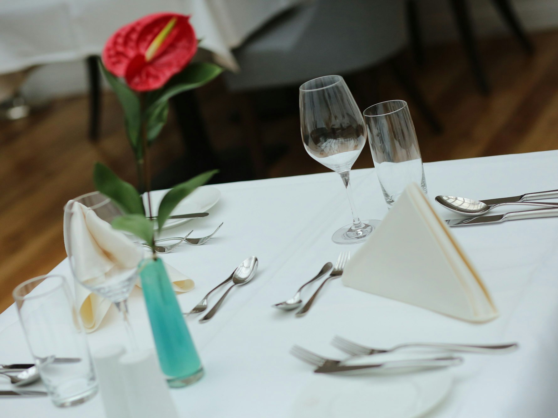 Ein gedeckter Tisch in einem Restaurant.