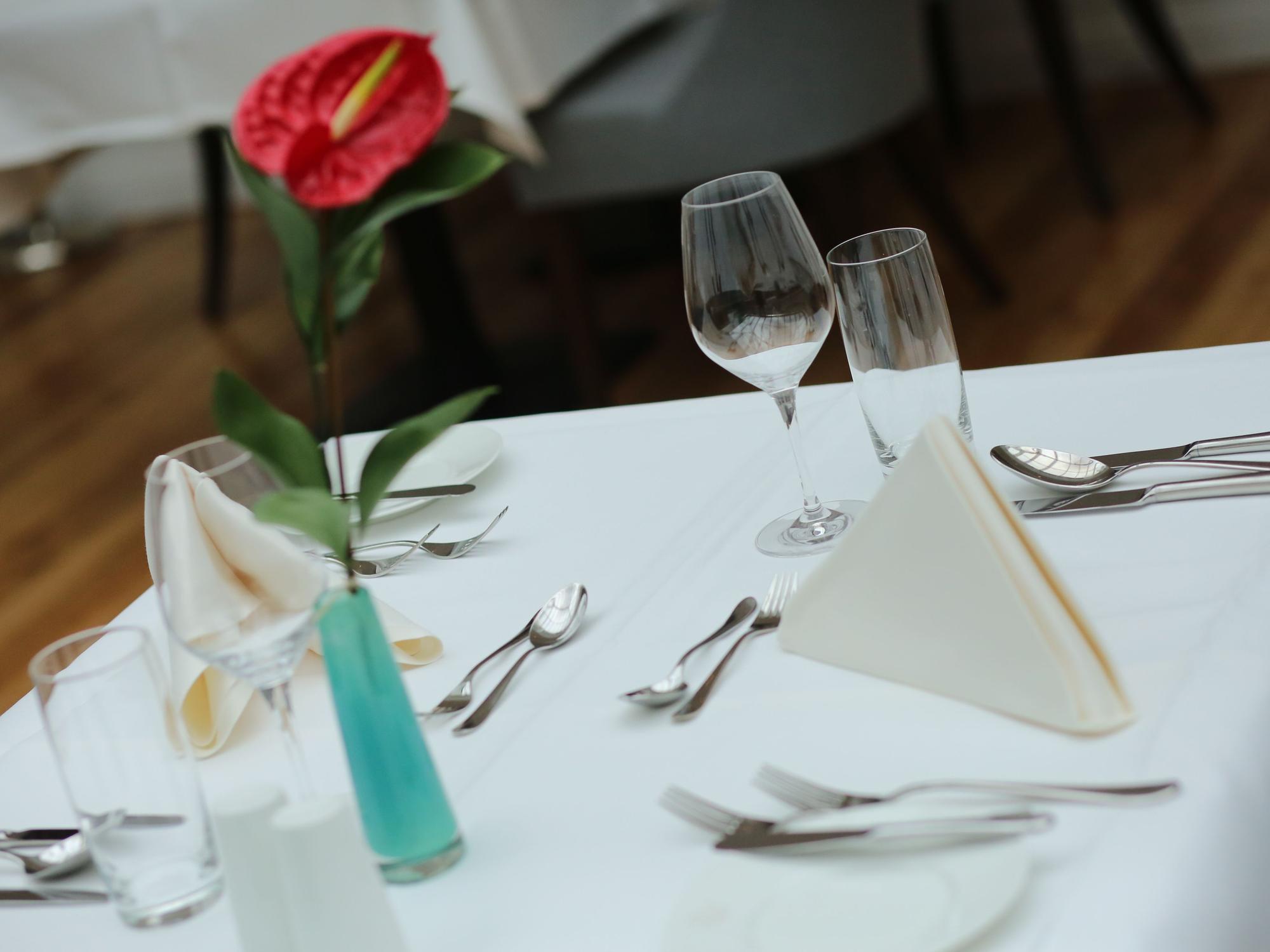 Ein gedeckter Tisch in einem Restaurant.