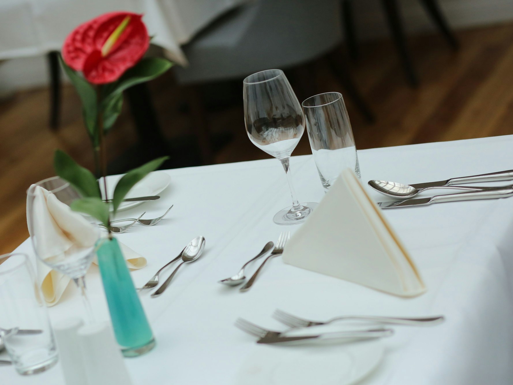 Ein eingedeckter Tisch wartet in einem Restaurant auf Gäste, hier im April 2021 in Sachsen-Anhalt.