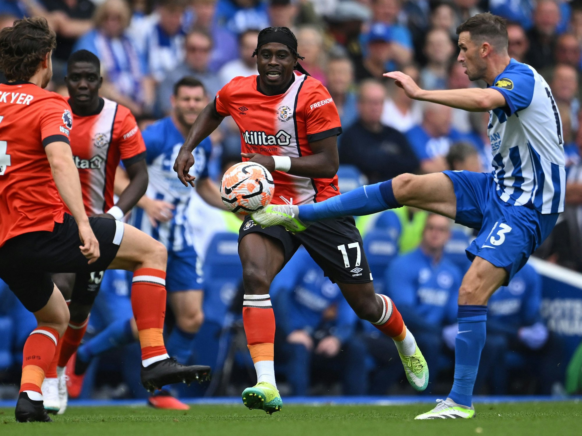 Pascal Groß kämpft um den Ball.