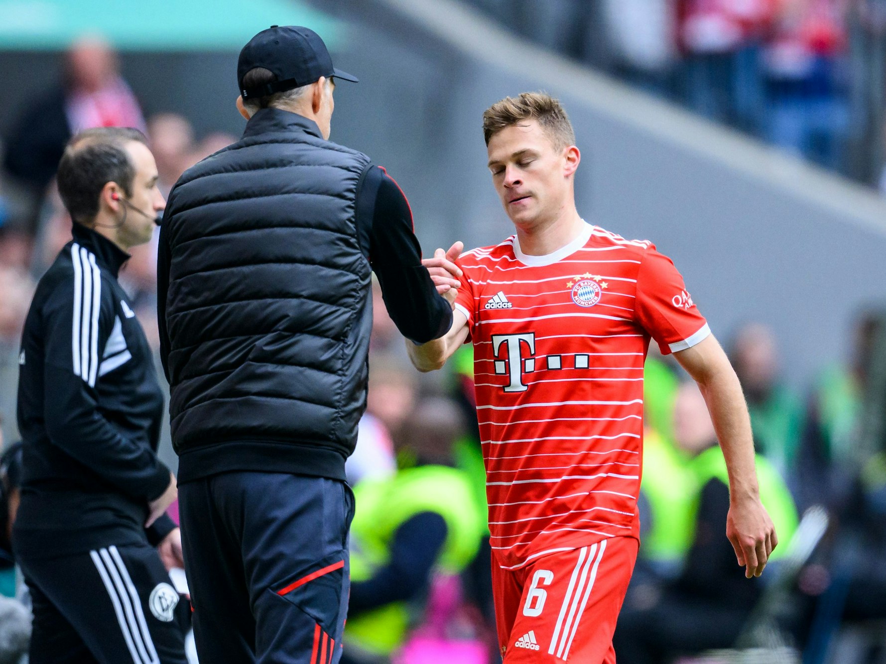 Thomas Tuchel klatscht mit Joshua Kimmich ab.