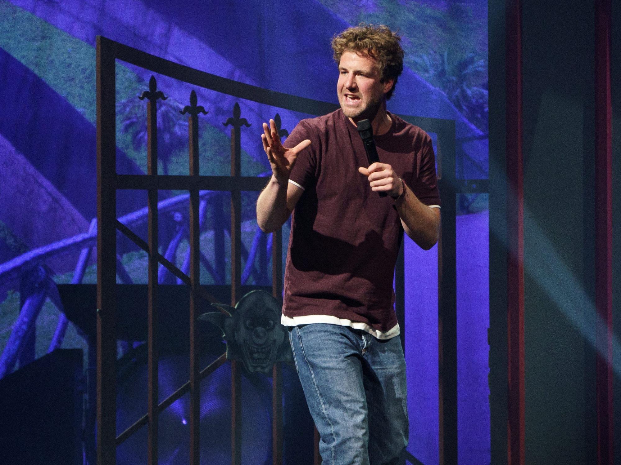 Luke Mockridge steht auf der Bühne.