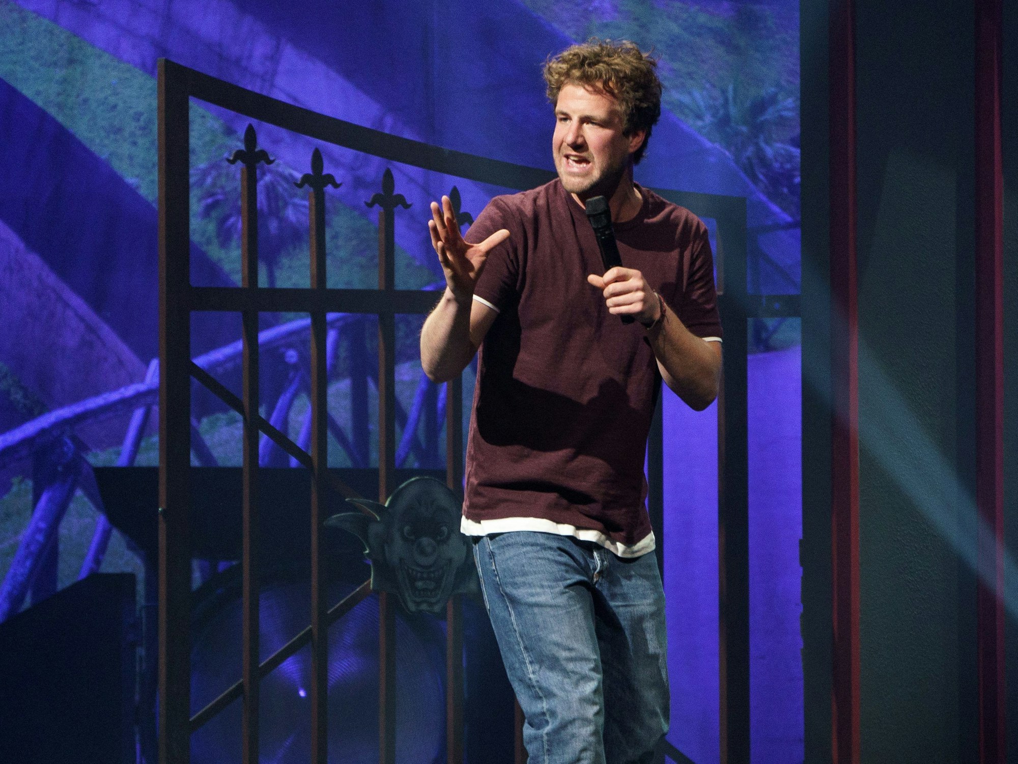 Luke Mockridge steht auf der Bühne.