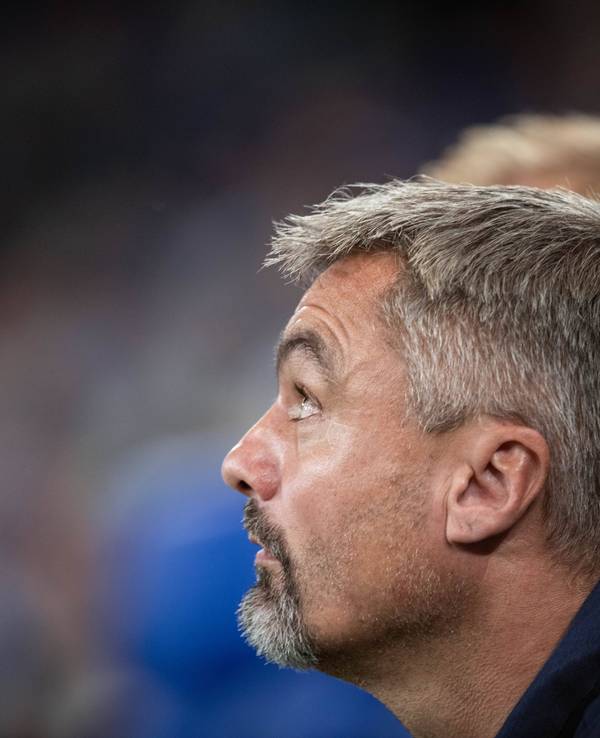 Thomas Reis blickt beim Schalke-Spiel gegen Holstein Kiel ernst drein.