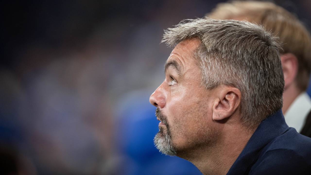 Thomas Reis blickt beim Schalke-Spiel gegen Holstein Kiel ernst drein.