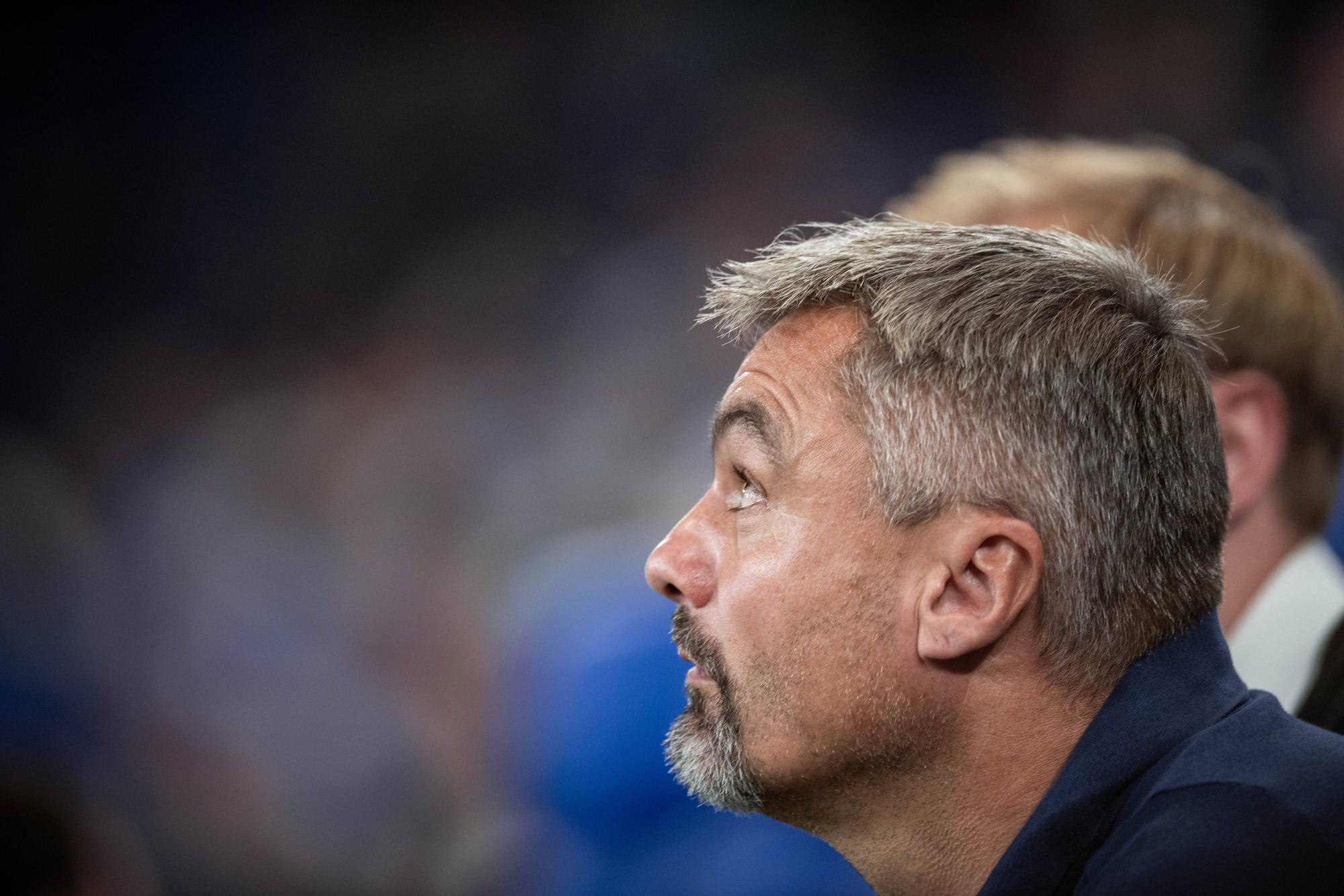Thomas Reis blickt beim Schalke-Spiel gegen Holstein Kiel ernst drein.