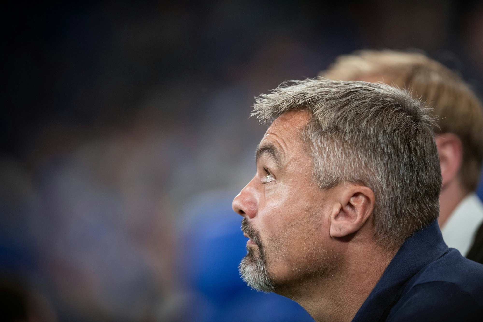 Thomas Reis blickt beim Schalke-Spiel gegen Holstein Kiel ernst drein.