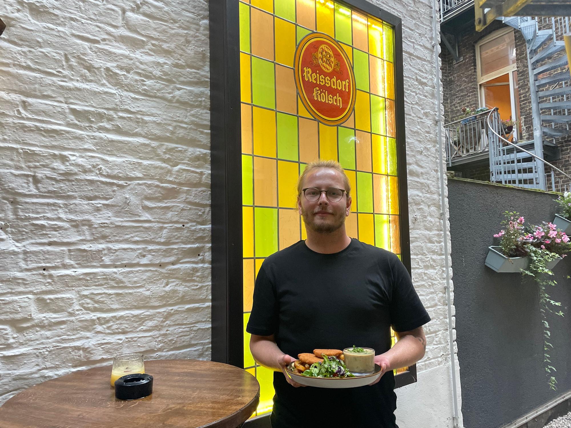 Tim Rosnau mit einer seiner veganen Kreationen.