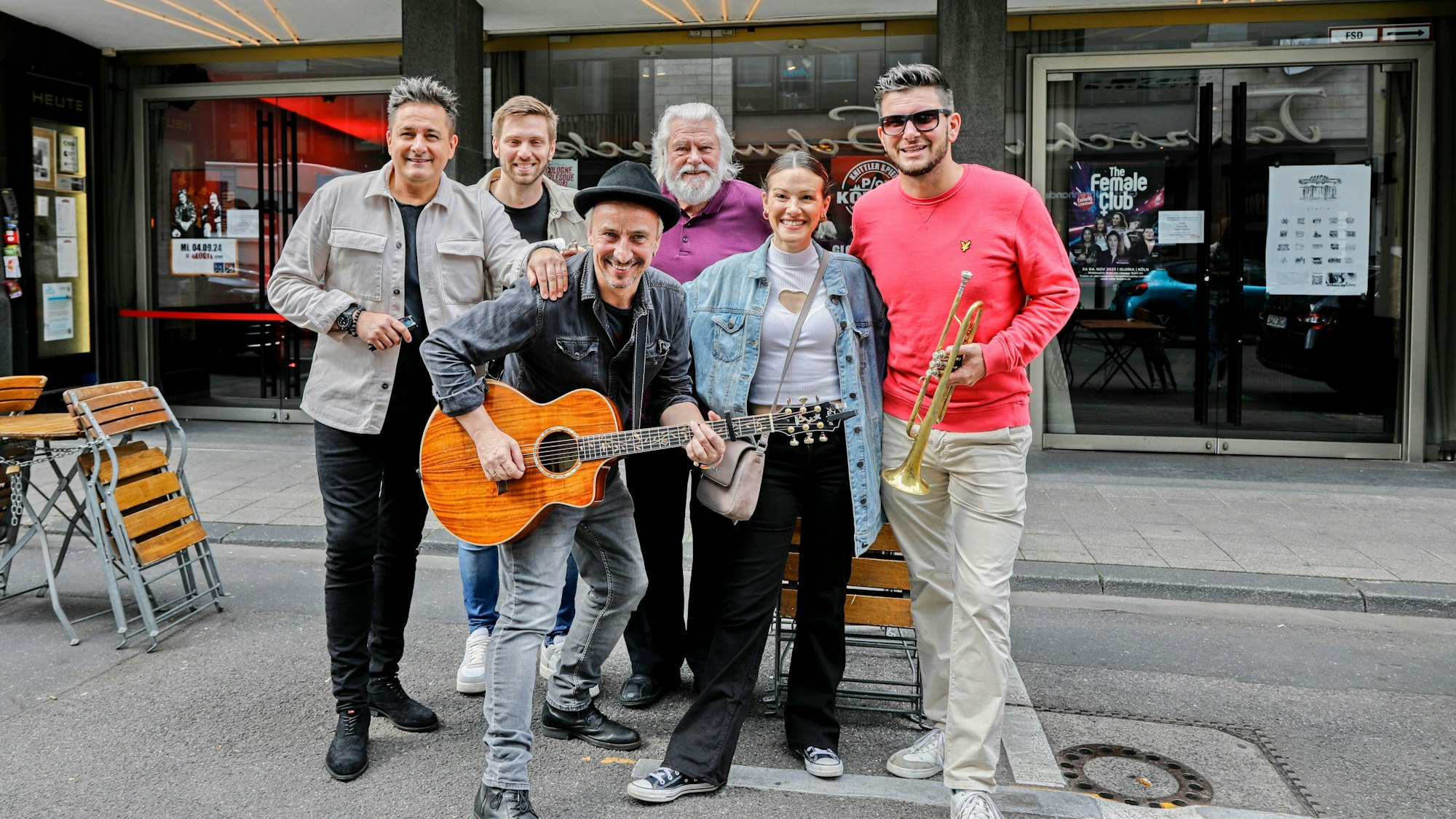 Micky Nauber, Fabian Kronbach, Stefan Knittler, King Size Dick, Sabi Offergeld und Michael Kuhl (v.l.) stehen vor dem Gloria.