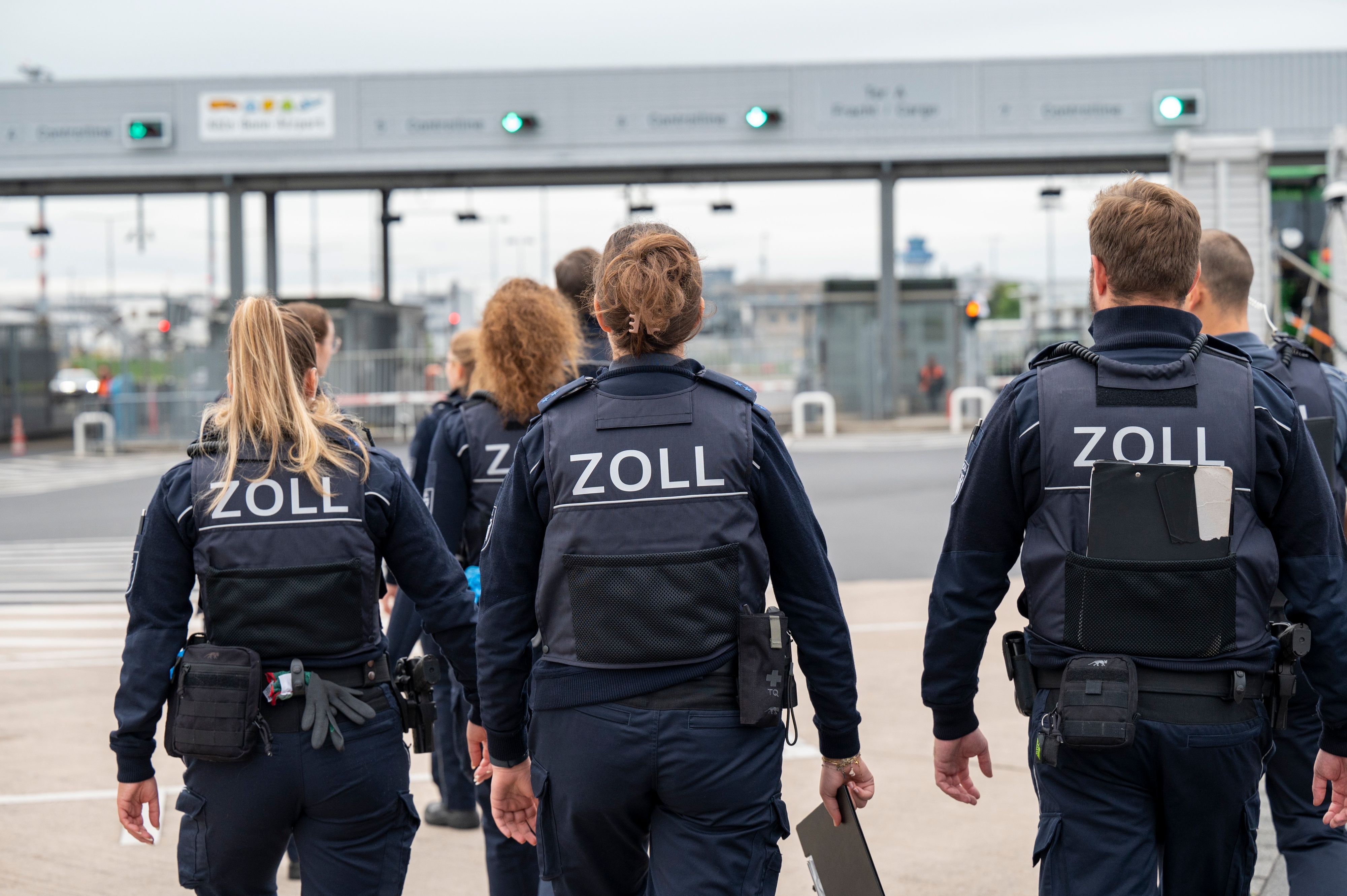 Zollbeamte und -beamtinnen am Flughafen Köln/Bonn (Symbolfoto)