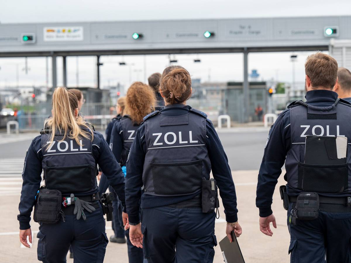 Zollbeamte und -beamtinnen am Flughafen Köln/Bonn (Symbolfoto)