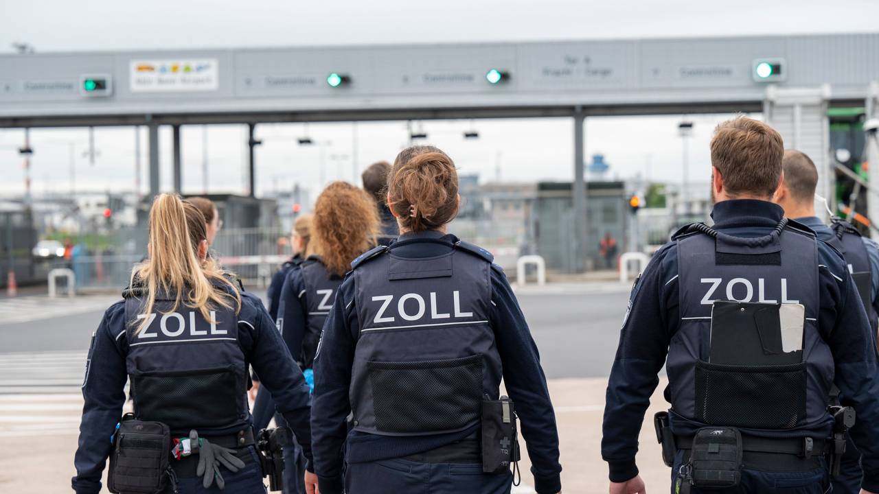 Zollbeamte und -beamtinnen am Flughafen Köln/Bonn (Symbolfoto)