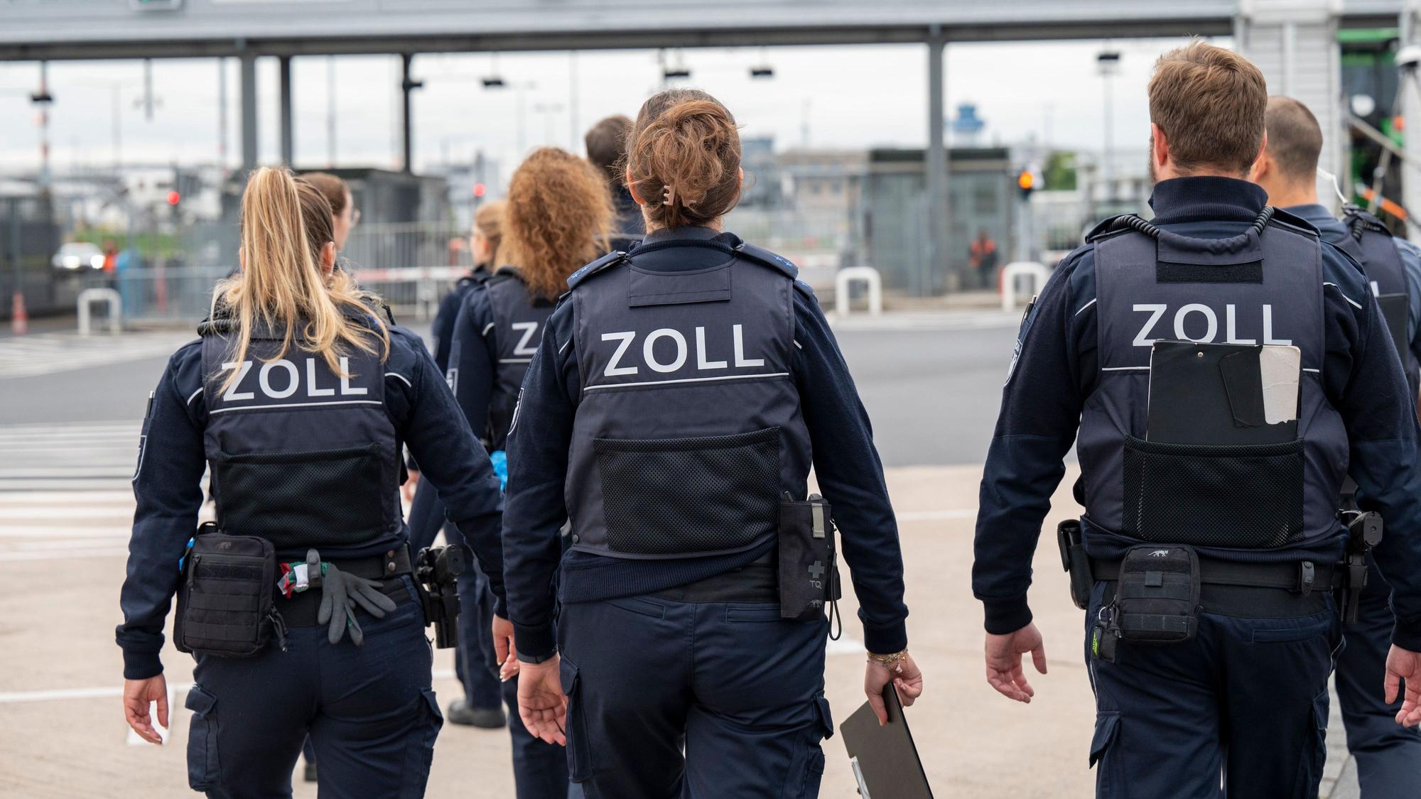 Zollbeamte und -beamtinnen am Flughafen Köln/Bonn (Symbolfoto)