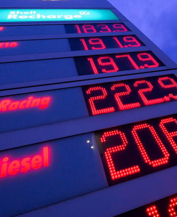 Spritpreise leuchten auf der Anzeigetafel einer Tankstelle in Hannover.