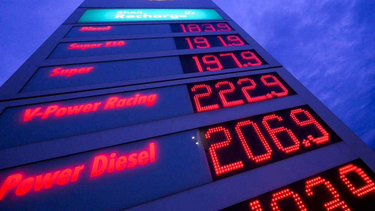 Spritpreise leuchten auf der Anzeigetafel einer Tankstelle in Hannover.