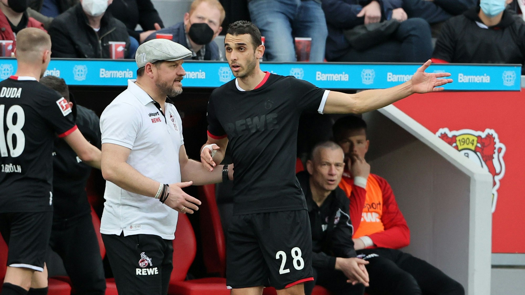 Steffen Baumgart spricht mit Ellyes Skhiri.