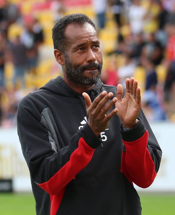 Fortuna-Trainer Daniel Thioune applaudiert nach dem Spiel in Elversberg den Fans.