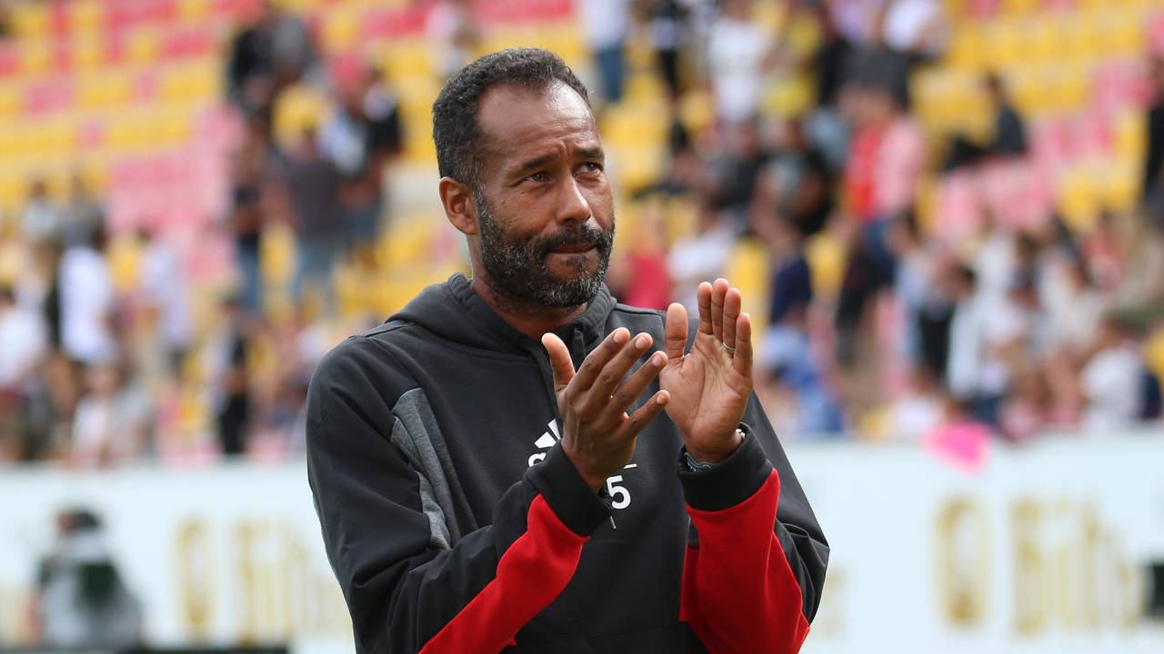 Fortuna-Trainer Daniel Thioune applaudiert nach dem Spiel in Elversberg den Fans.