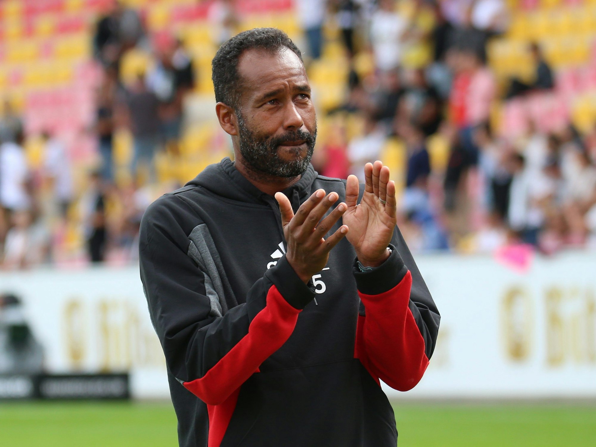 Fortuna-Trainer Daniel Thioune applaudiert nach dem Spiel in Elversberg den Fans.