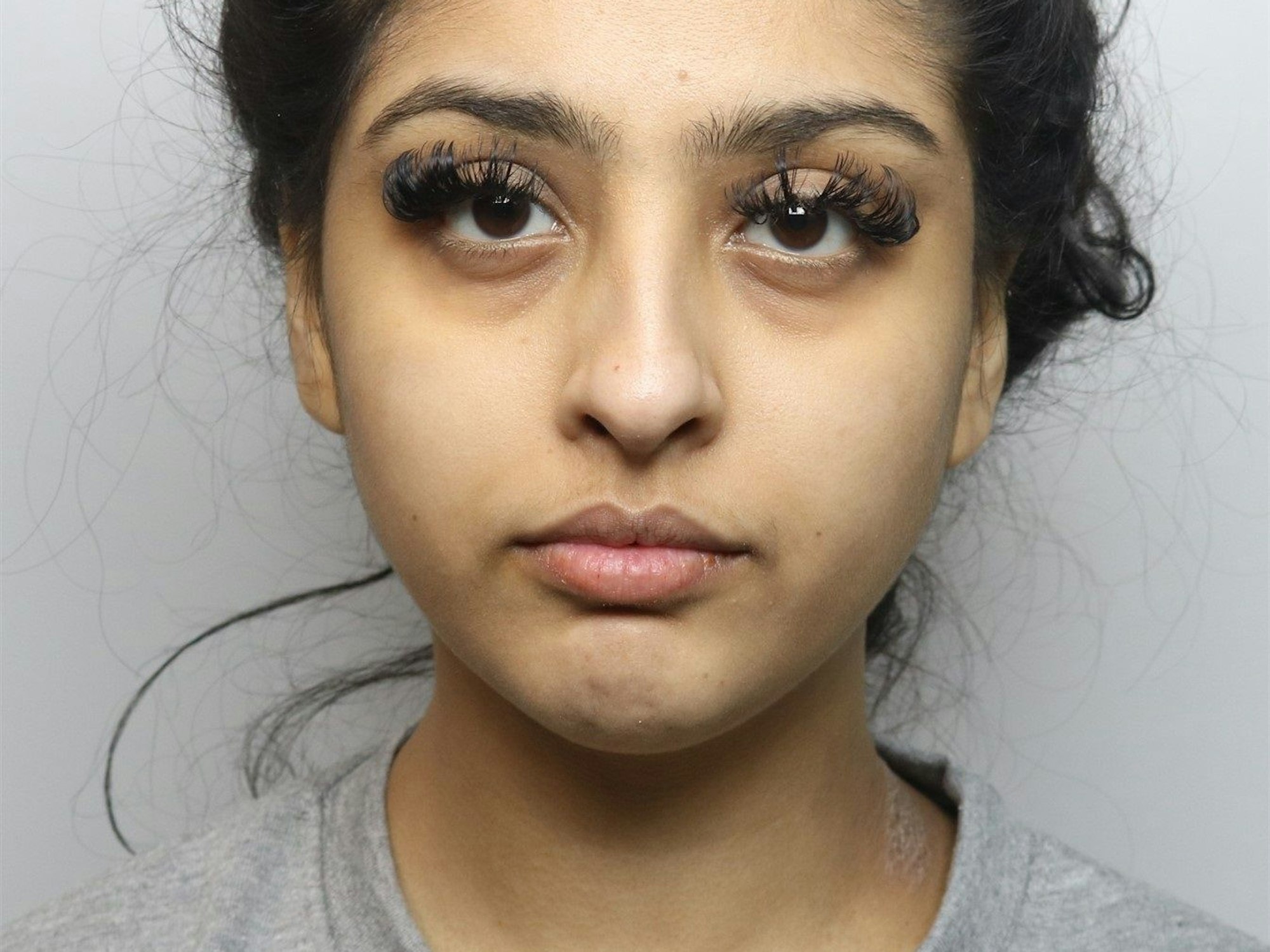 Mahek Bukhari, 24, aus George Eardley Close, Stoke-on-Trent, wurde zu einer lebenslangen Freiheitsstrafe verurteilt, die sie mindestens 31 Jahre und acht Monate absitzen muss.