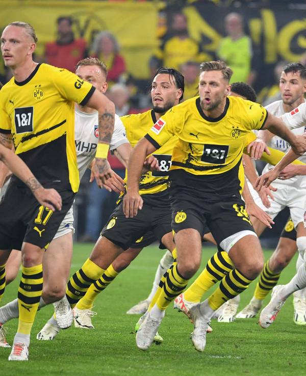 Bundesliga: Borussia Dortmund gegen FC Heidenheim, Spieler im Strafraum.