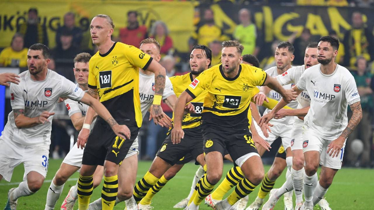 Bundesliga: Borussia Dortmund gegen FC Heidenheim, Spieler im Strafraum.