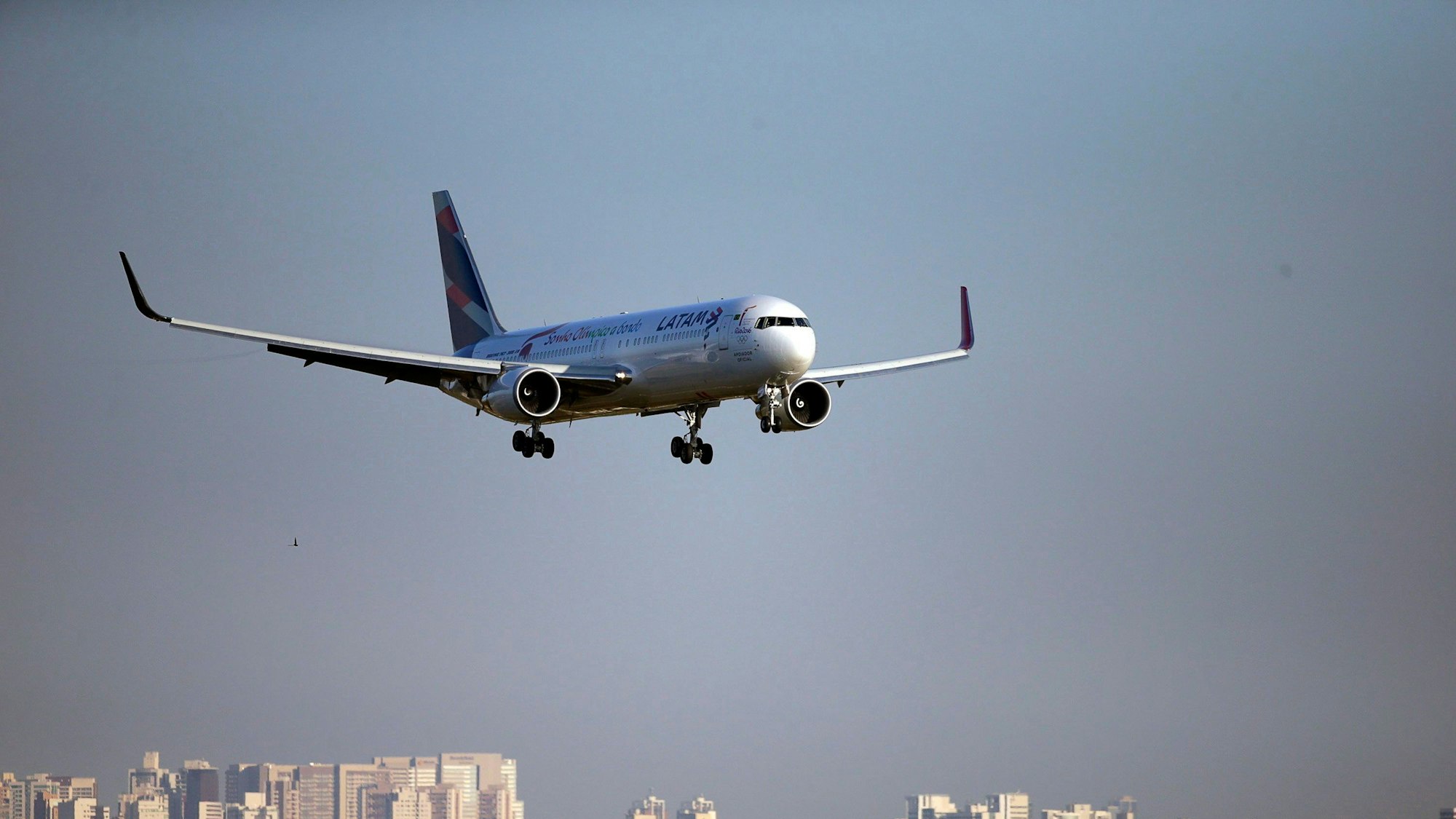 Ein Flugzeug der LATAM Airlines Group landet am 3. Mai 2016 auf dem Flughafen von Brasilia, Brasilien.