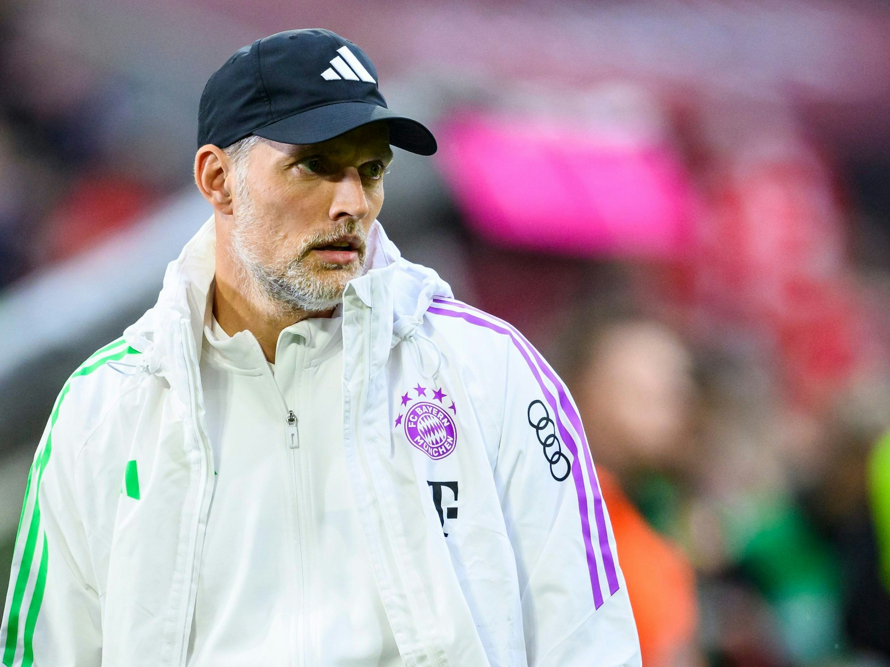 Münchens Trainer Thomas Tuchel steht vor dem Spiel im Stadion.