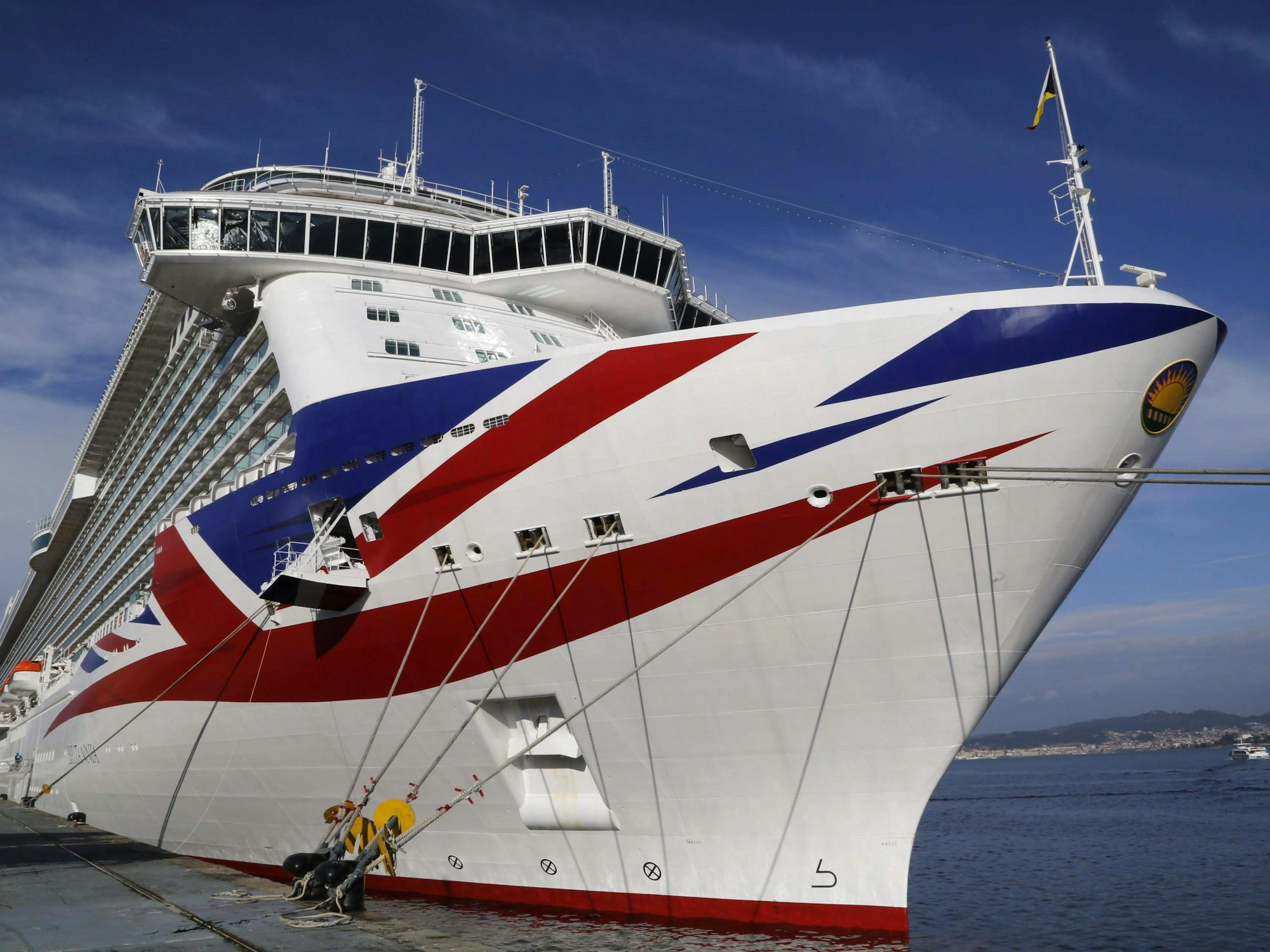 Das Kreuzfahrtschiff „Britannia“ ankert an einem Hafen in Spanien.