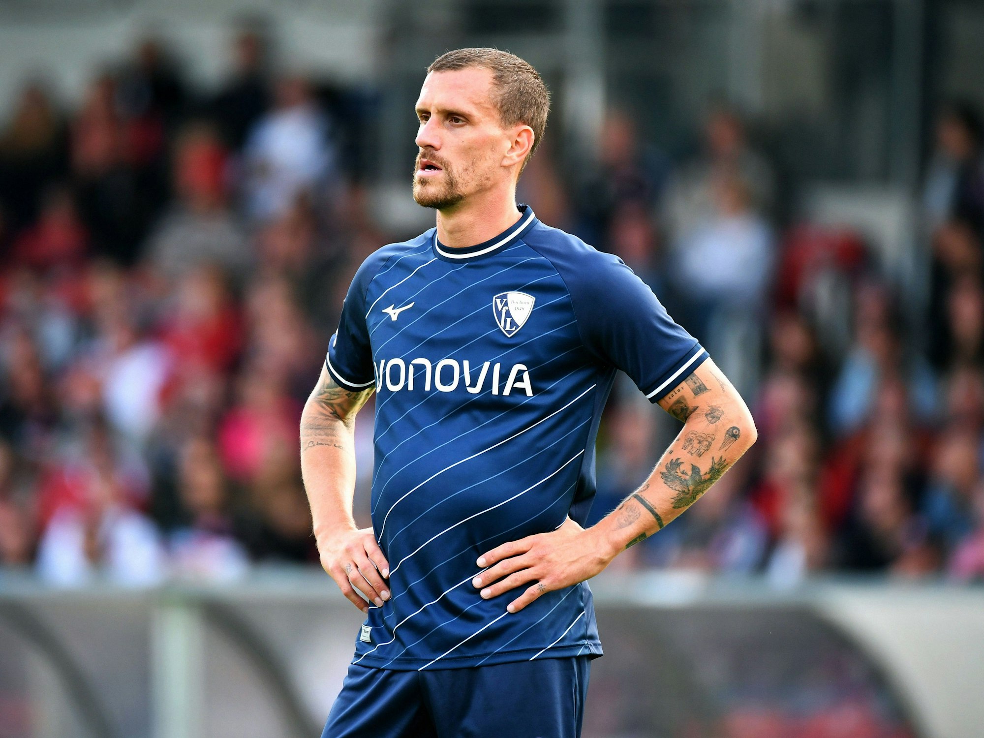 Bochums Simon Zoller hat die Hände in den Hüften.