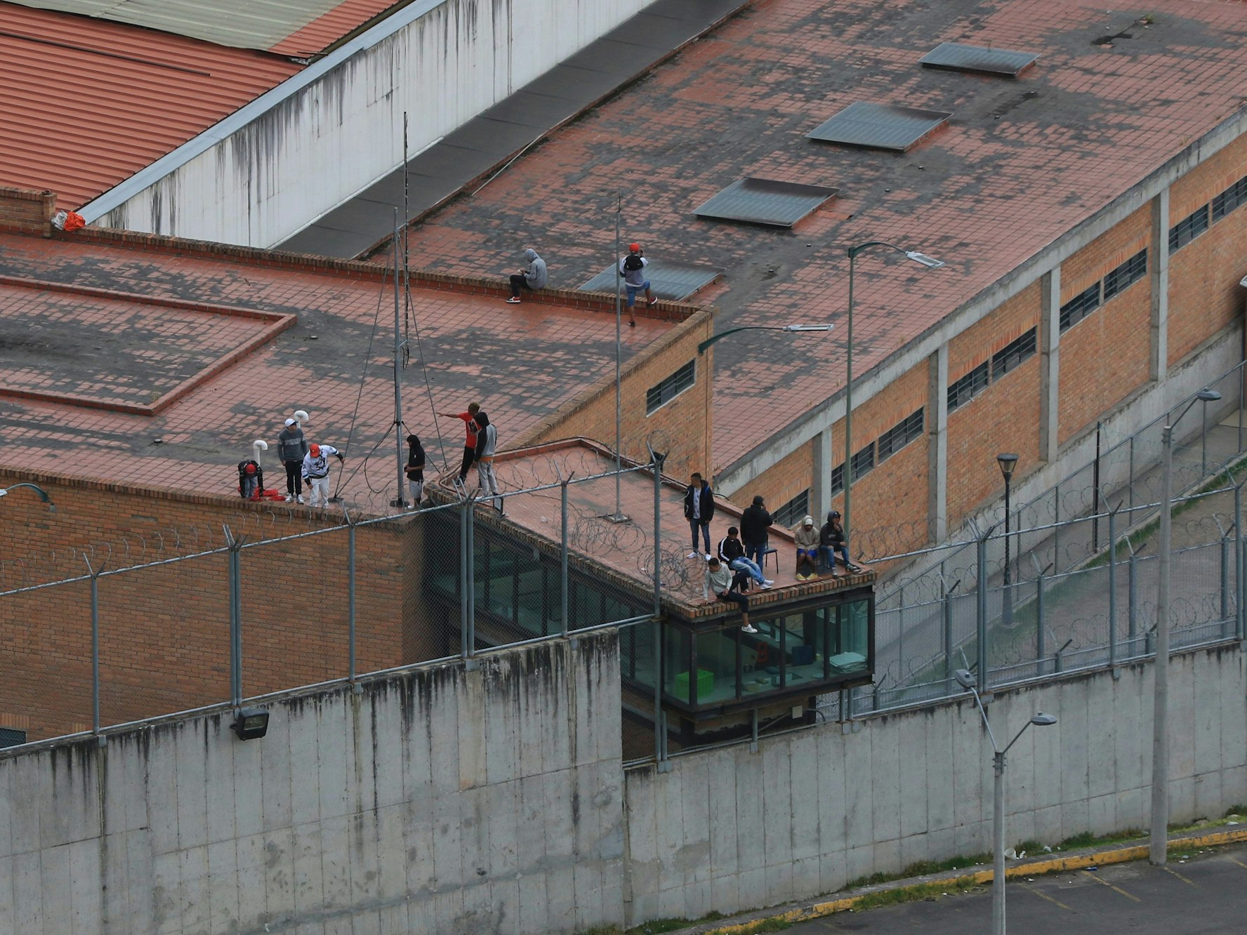 Gefangene stehen auf dem Dach des Turi-Gefängnisses in Cuenca (Ecuador), wo Dutzende von Gefängniswärtern und Polizisten von den Insassen entführt wurden.
