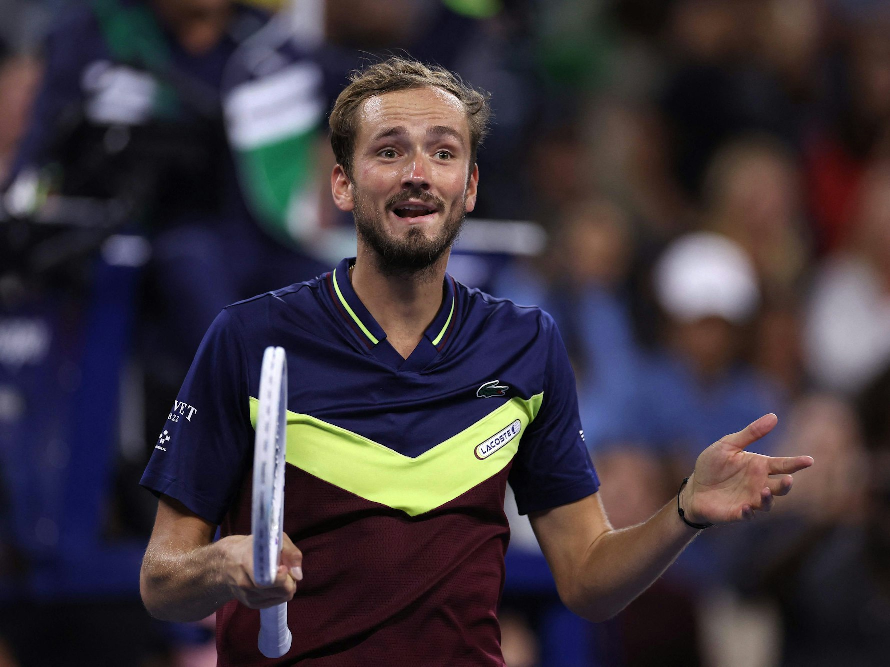 Daniil Medwedew reagiert nach seinem Sieg auf das Publikum.