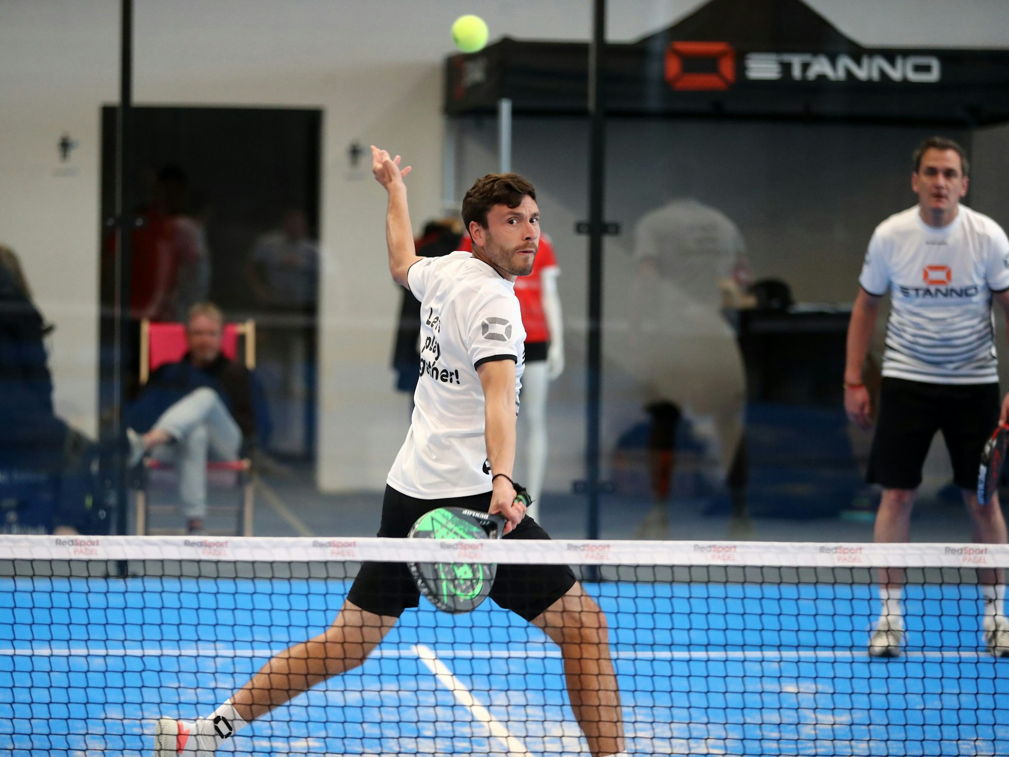 Jonas Hector beim Padelspielen.