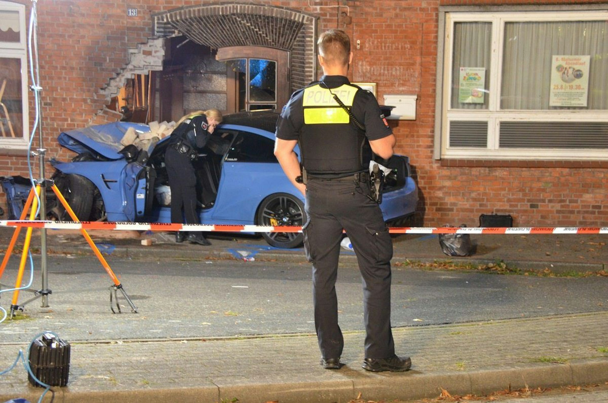 Ein Auto ist im Landkreis Stade in eine Hauswand geprallt. Der 25 Jahre alte Beifahrer kam dabei ums Leben, der 27 Jahre alte Fahrer erlitt schwerste Verletzungen, wie die Polizei am Samstag mitteilte.