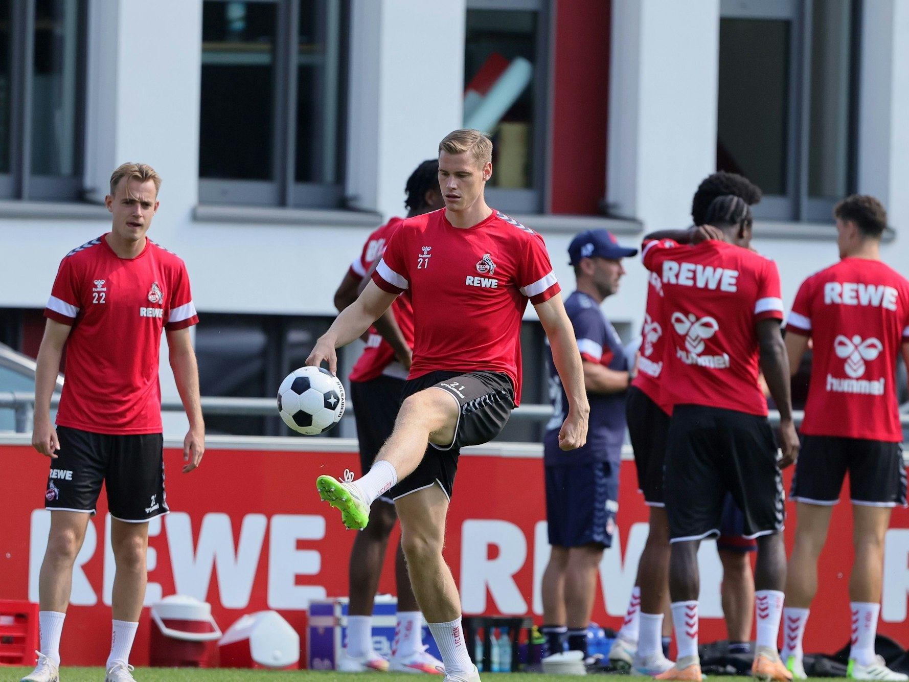 Steffen Tigges im Training mit dem Ball beim 1. FC Köln.