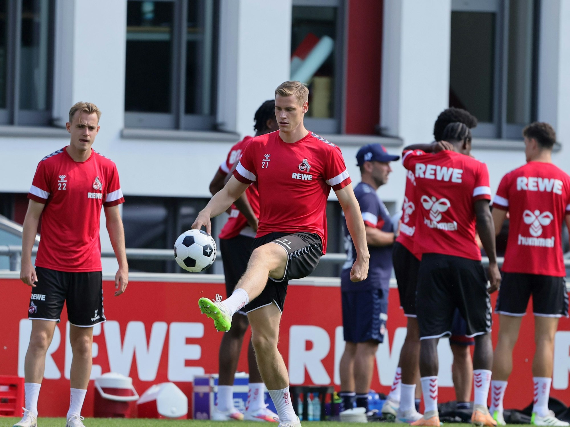 Steffen Tigges im Training mit dem Ball beim 1. FC Köln.