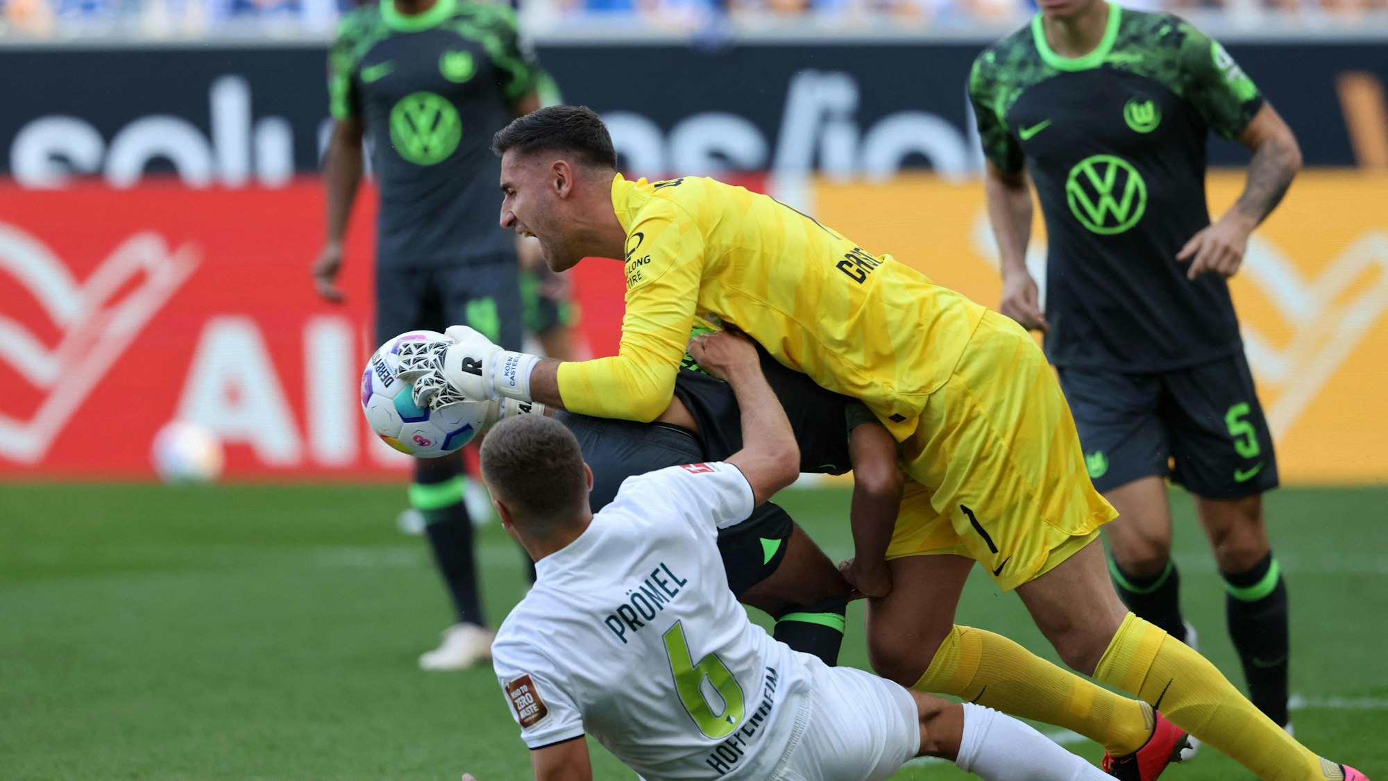 Koen Casteels greift im Bundesliga-Spiel zwischen Hoffenheim und Wolfsburg nach einem Ball.