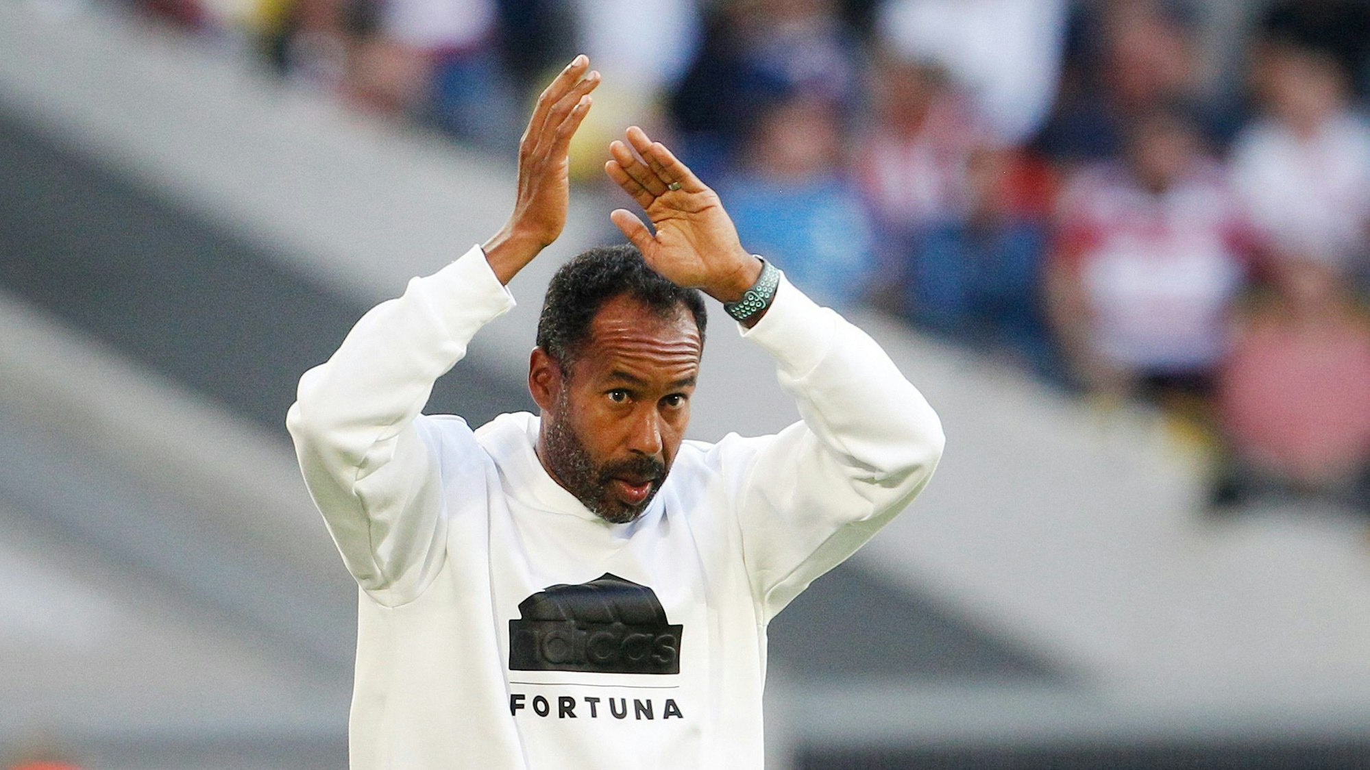 Fortuna Düsseldorfs Cheftrainer Daniel Thioune applaudiert an der Seitenlinie.